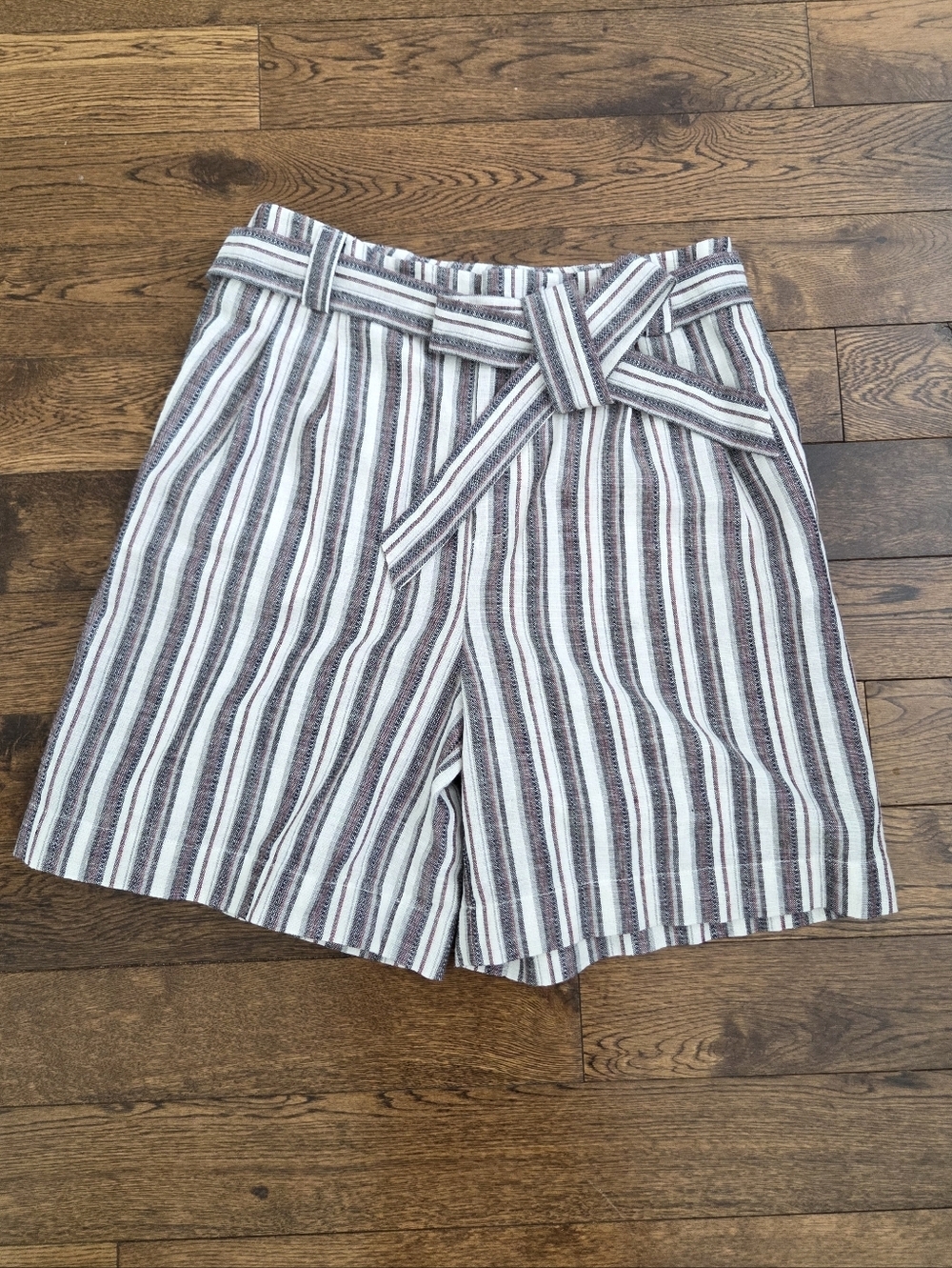 BCBGeneration Striped Tie-Waist Shorts in White Multi Size Small